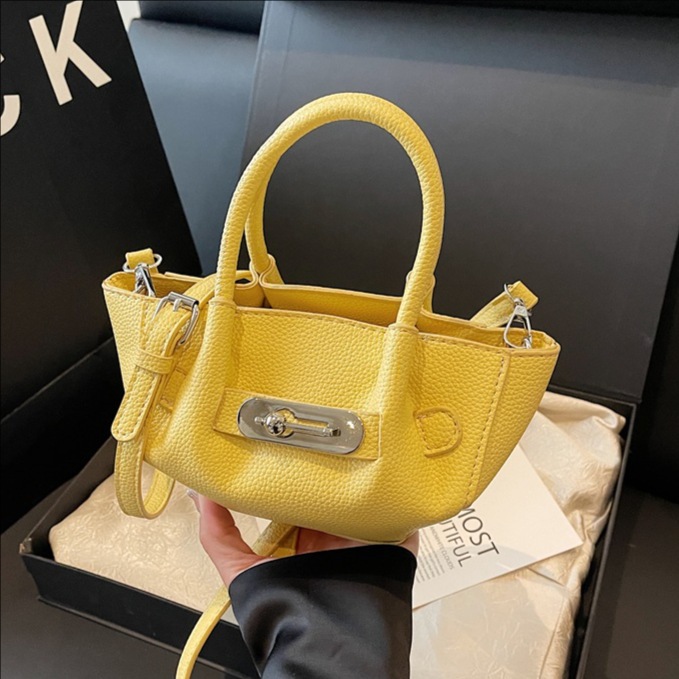 A new high-end and fashionable single-shoulder crossbody bag for women in 2025, featuring a niche cross-border design for commuting full figure