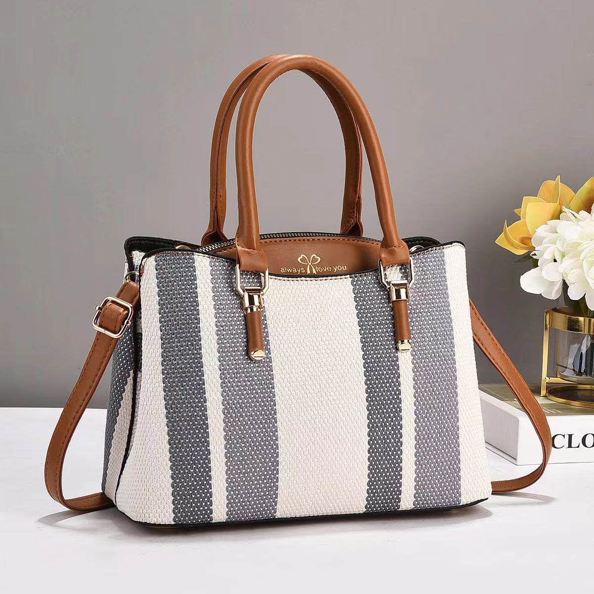This large-capacity women's commuter handbag is a new 2024 trendy and popular tote bag. It's a large single-shoulder bag for work full figure