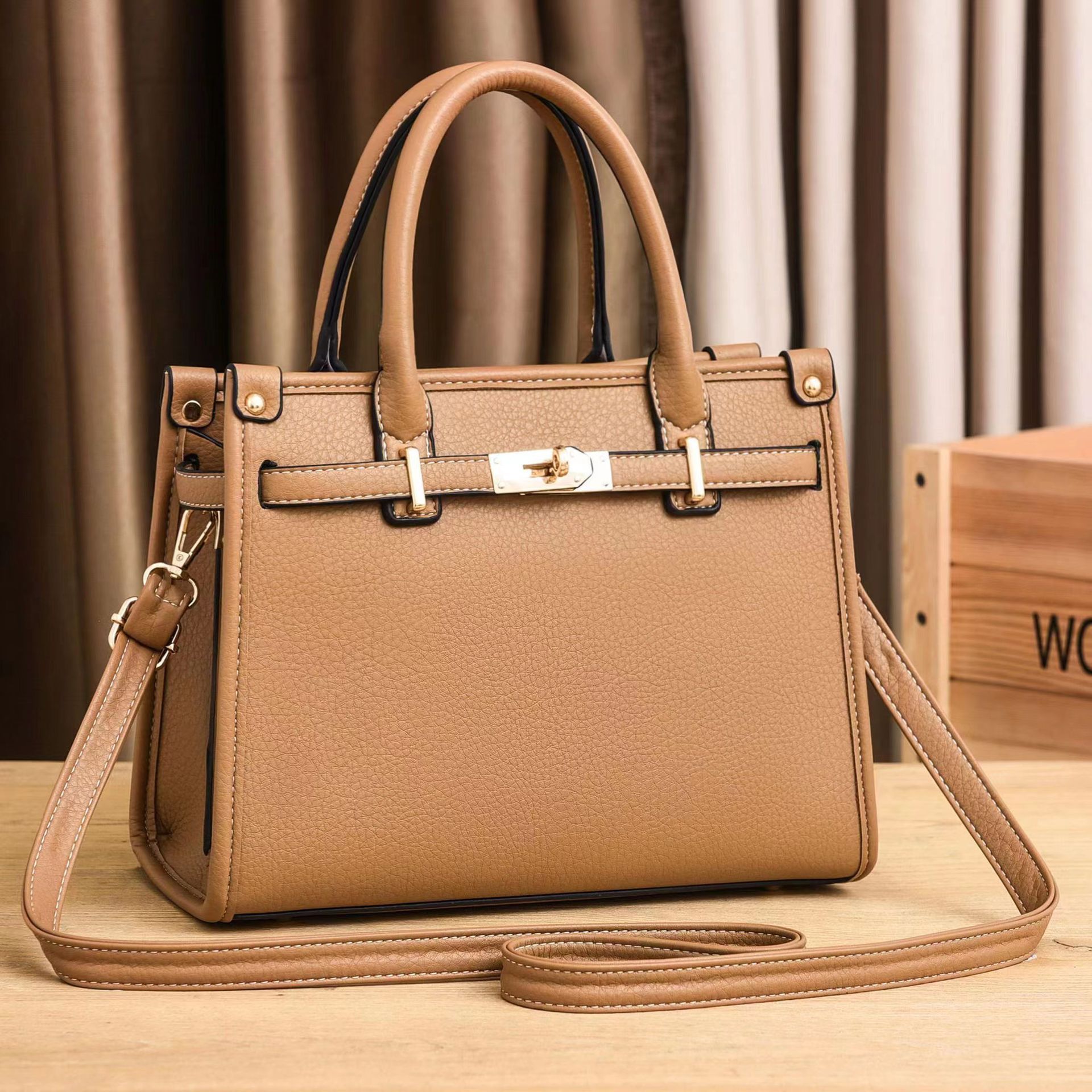 The new solid-color large-capacity Kelly bag is a fashionable and simple single-shoulder crossbody handbag from Europe and America details Picture