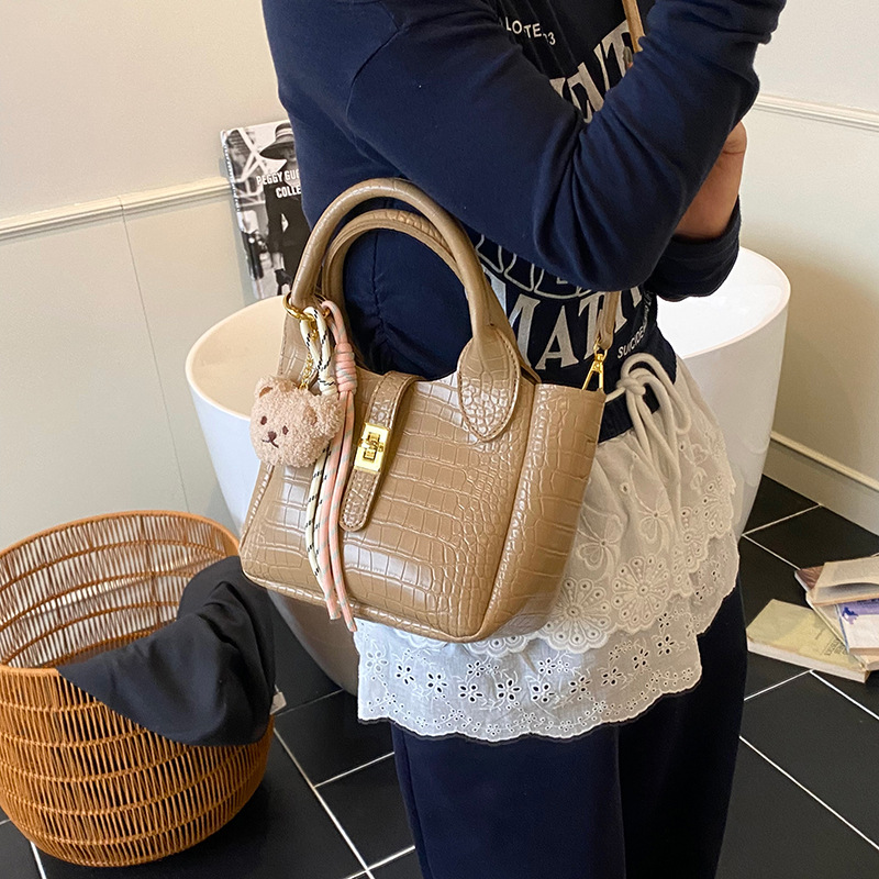 Korean version niche design hand-held bucket bag for women 2025 new trendy, fashionable and versatile crocodile pattern single-shoulder crossbody bag Application Scenario