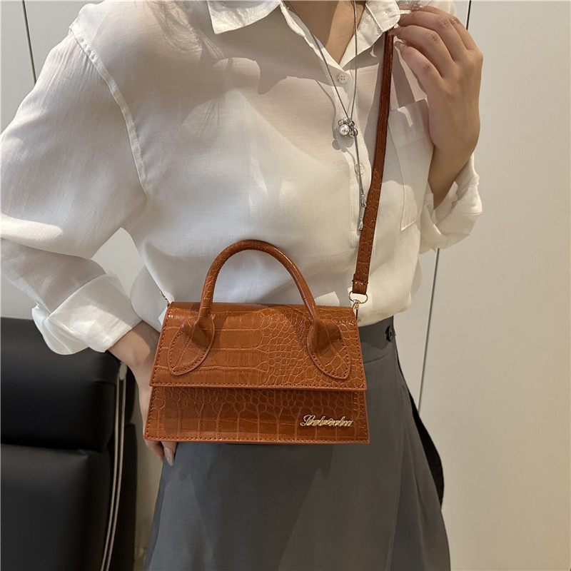 This year, the cross-border small square bag 2025 is a new style of fashionable and casual commuting crossbody bag from Europe and America, featuring a popular letter single-shoulder bag Specification drawing
