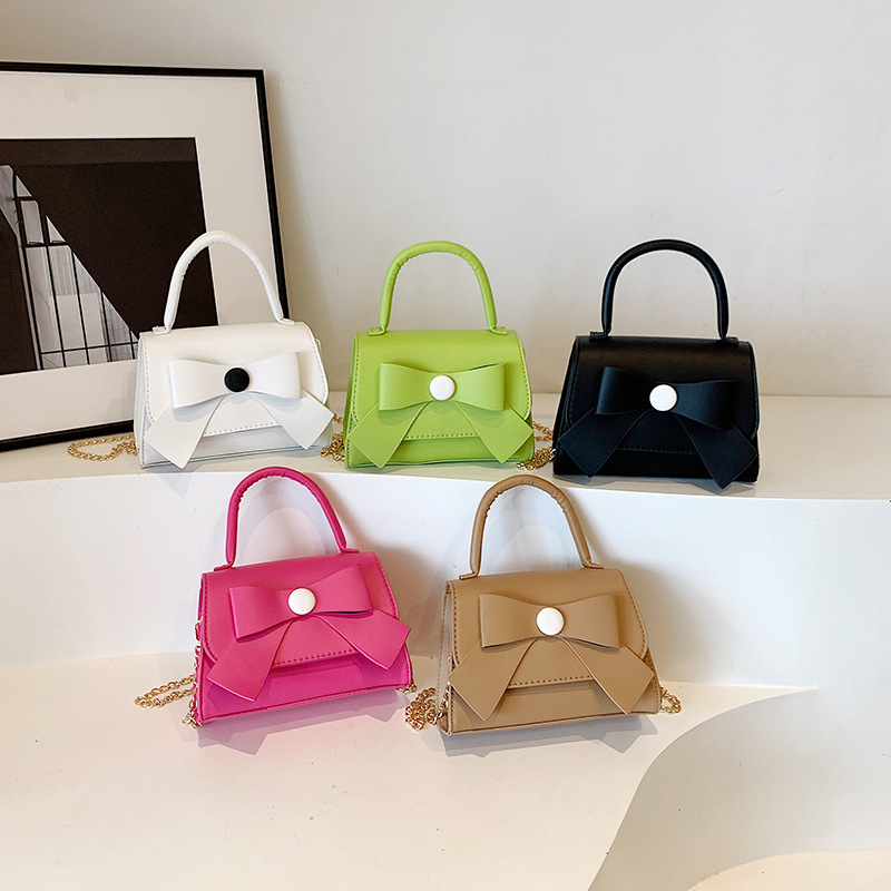 The new casual, individualistic and fashionable Korean-style bow hand-held shoulder bag with a simple crossbody style for women in the autumn of 2024 Application Scenario