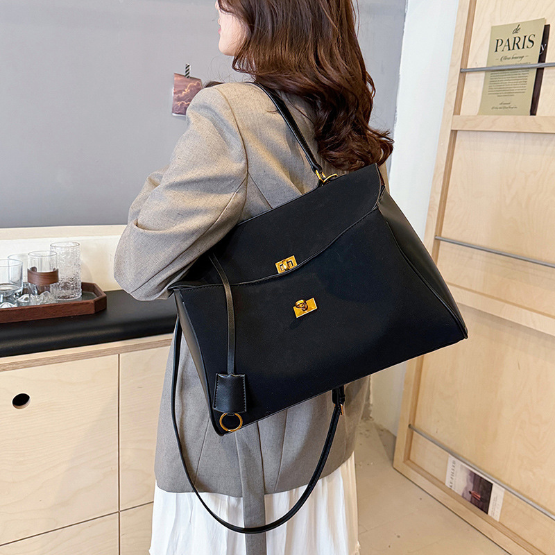 A large capacity work commuting bag for women, a trendy and versatile 2025 new matte retro casual single-shoulder crossbody tote bag details Picture