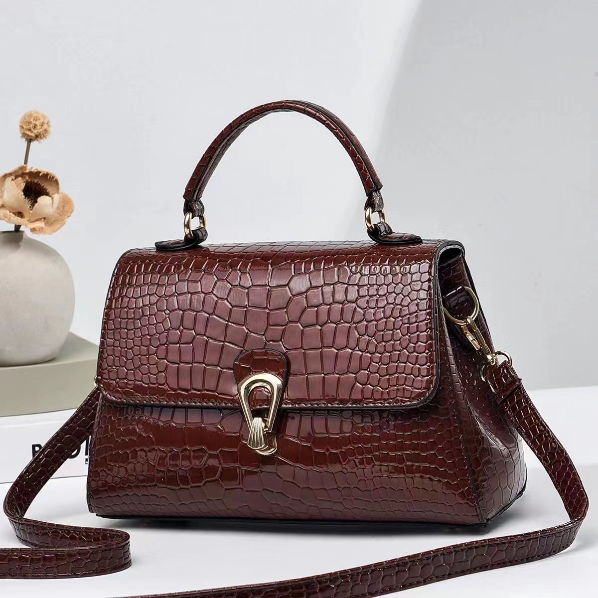 High-end women's bag with large capacity and crocodile pattern, 2023 new style women's crossbody bag, fashionable and elegant, versatile French small bag details Picture