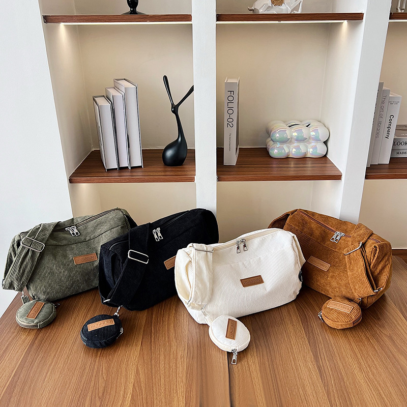 Cross-border corduroy pillow bag for women, new autumn/Winter 2024, casual and versatile wide shoulder strap, single-shoulder crossbody bag for college students Application Scenario
