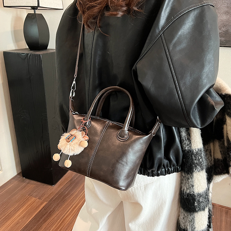 Oil wax leather small handbag for women, 2024 new style handbag, Maillard retro high-end texture, versatile crossbody bag for commuting Application Scenario