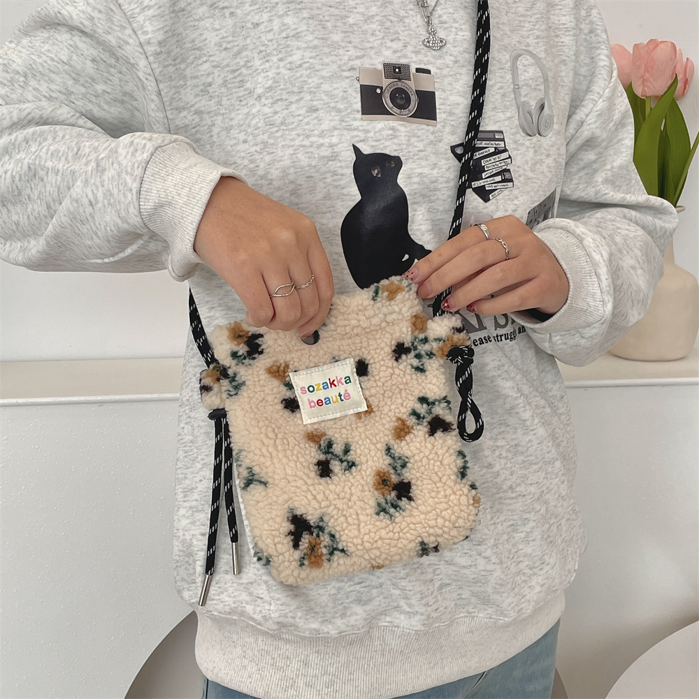 4112 New plush little flower cute small bag, single-shoulder crossbody bag, shopping portable lipstick, mobile phone storage bag Application Scenario