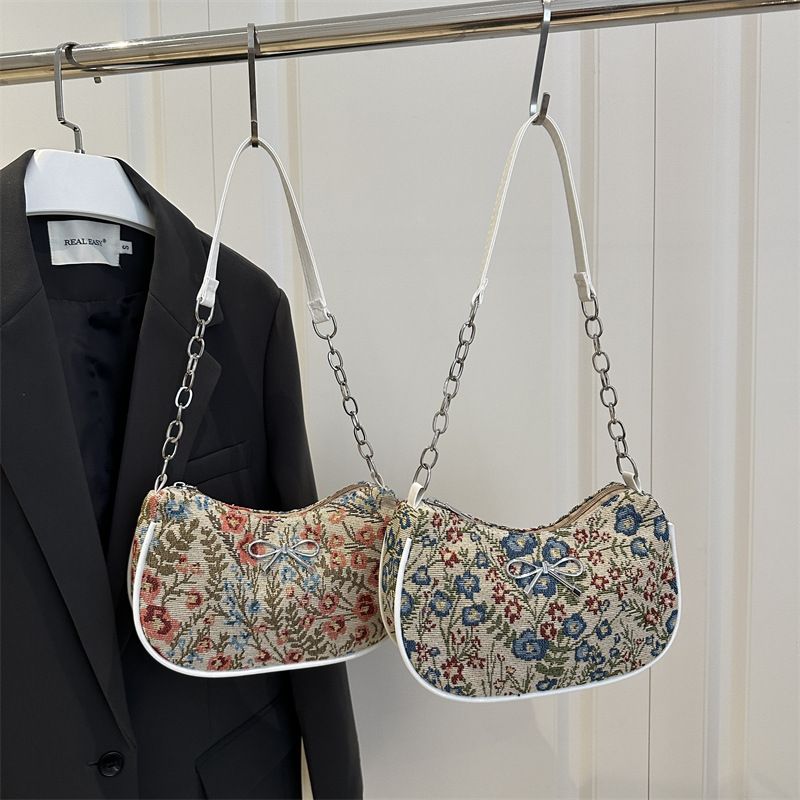 Casual and simple crossbody bag 2025 Summer new printed trendy fabric women's bag, unique and stylish Instagram single-shoulder bag Application Scenario
