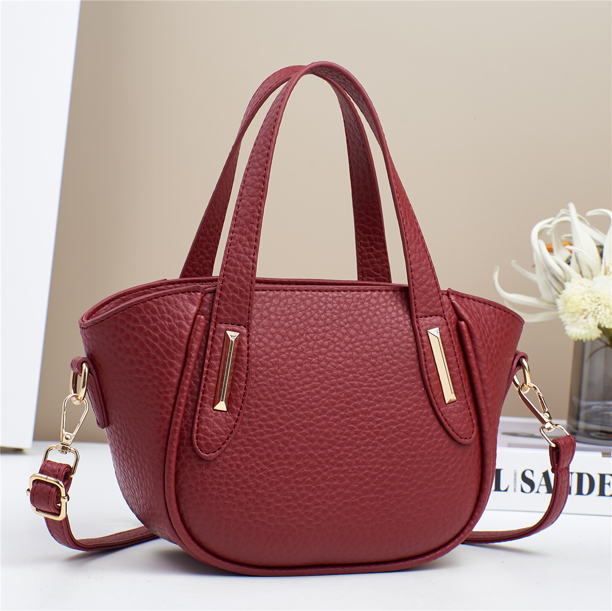 This year, the popular dinner small bag for women is the 2024 new stylish and versatile crossbody bag, which is exquisite and mini for going out Application Scenario