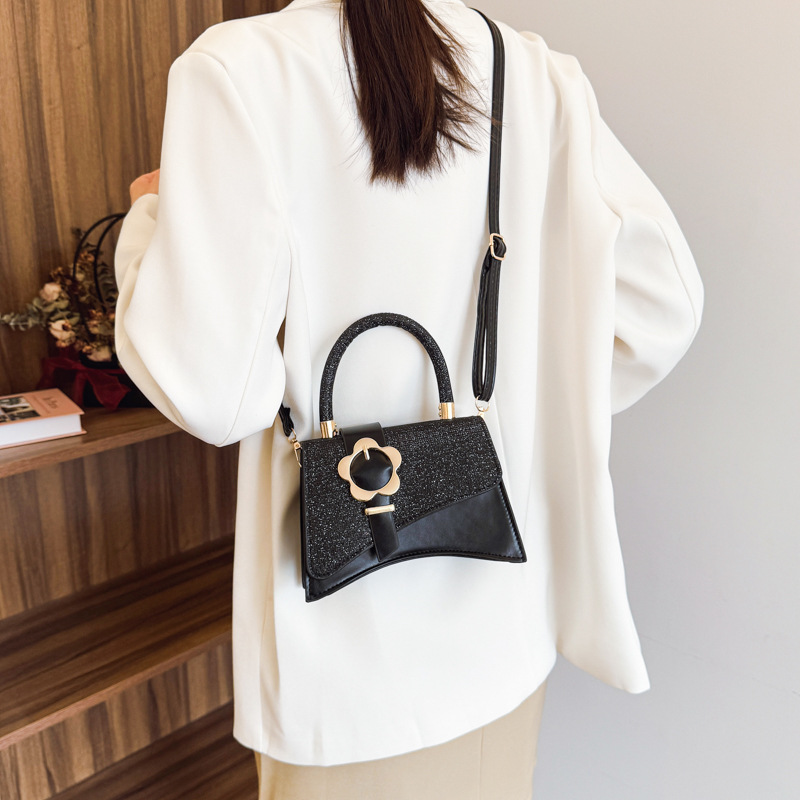 Hand-held small square bag for women, a new spring 2025 fashion single-shoulder bag with color-blocking and patchwork, a small commuting crossbody bag details Picture