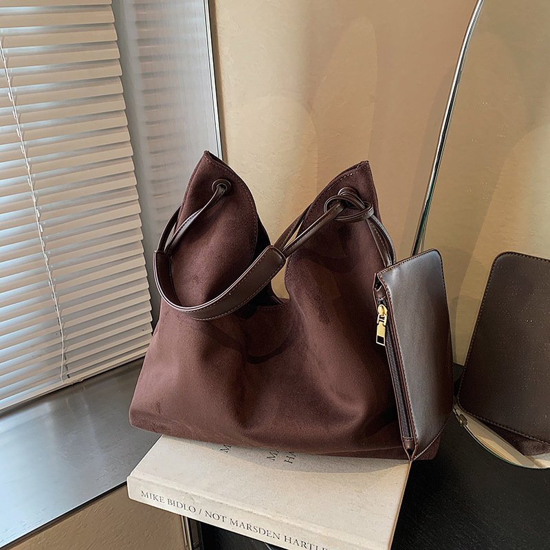 The new 2024 women's commuter large bag with a high-end feel, Maillard single-shoulder bag, large capacity, trendy and versatile tote bag details Picture