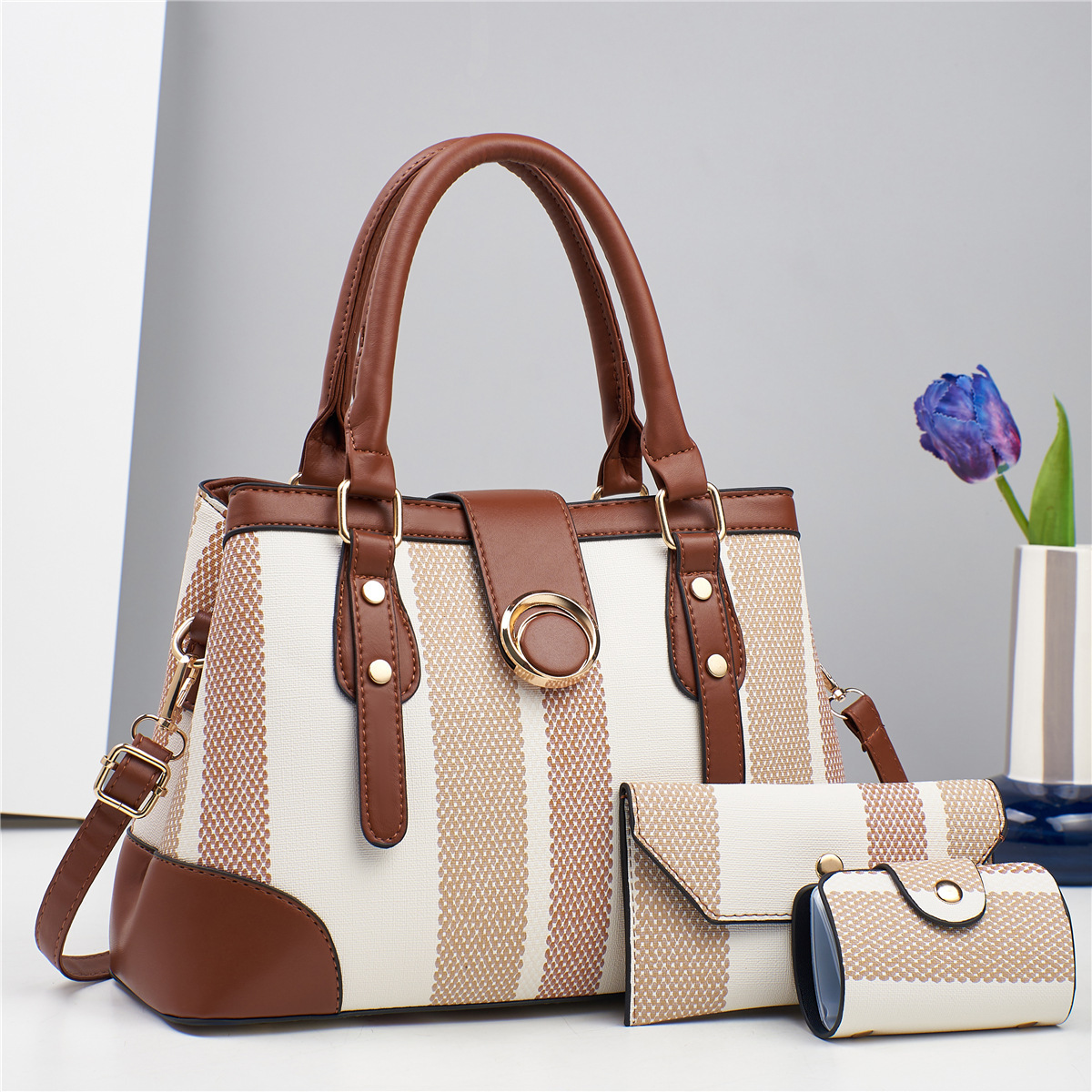 A new large-capacity multi-layer single-shoulder crossbody bag, a three-piece set of patchwork canvas, a fashionable cross-border versatile handbag in multiple colors Application Scenario