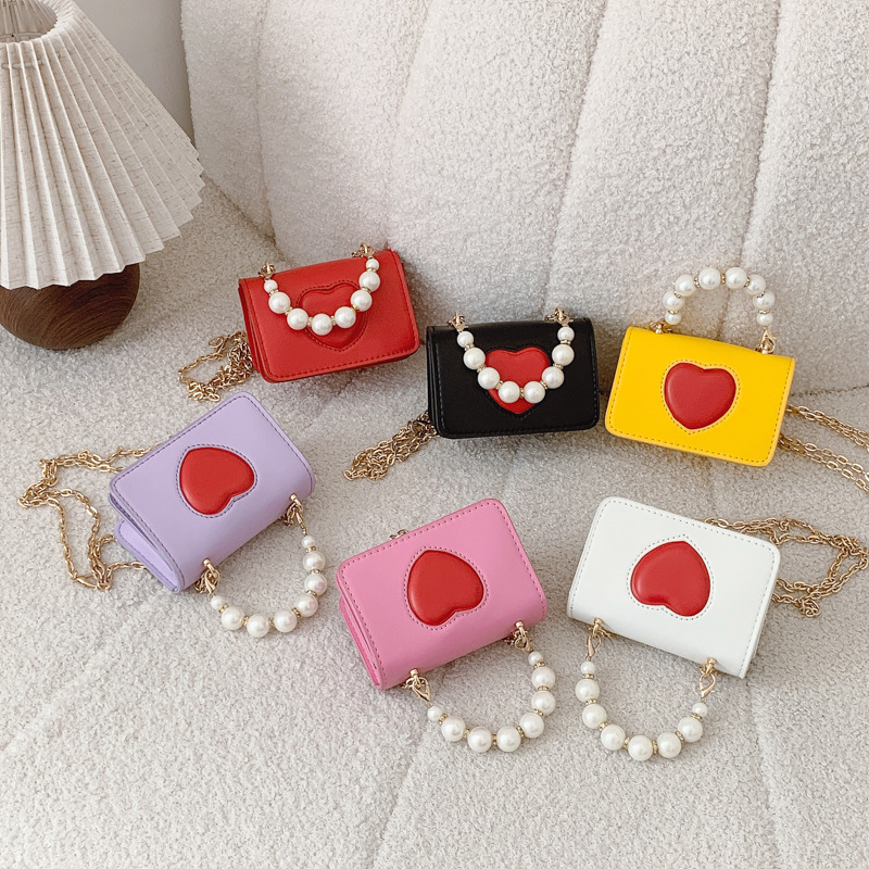 2025 New chain bag in Korean style, cute and fashionable heart, single-shoulder crossbody bag, small square bag with loose change accessories Application Scenario