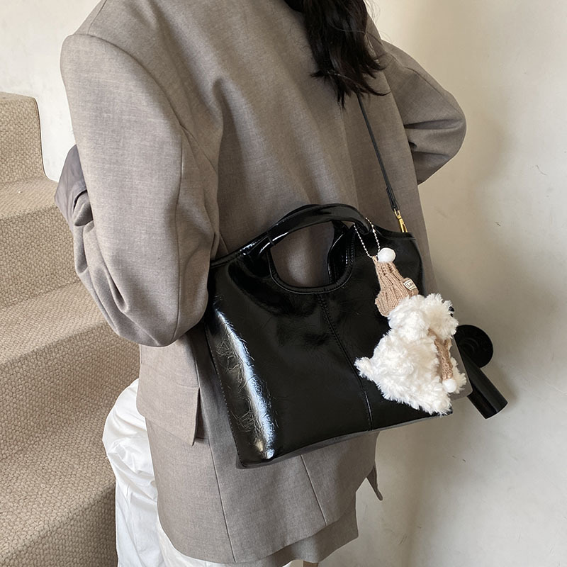 Large-capacity women's 2025 new style simple, trendy and versatile soft leather crossbody bag for women's casual tote bag Application Scenario