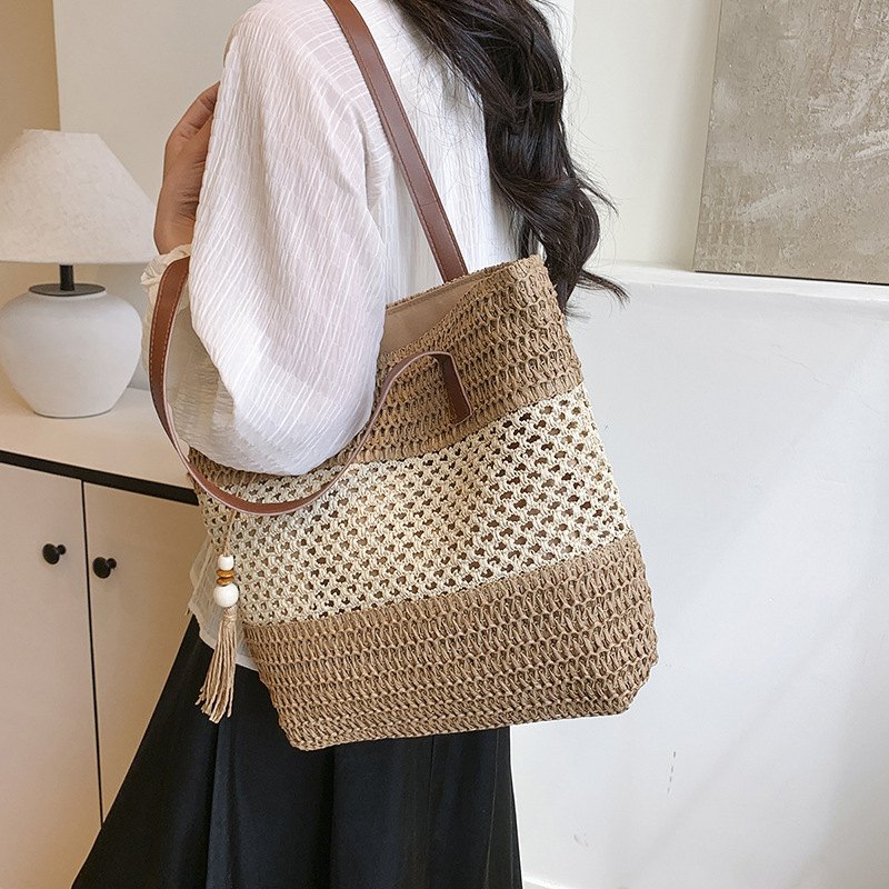 Cross-border seaside leisure and vacation woven bag, large-capacity elegant hand-held tote bag, fashionable color-blocking fringed single-shoulder bag details Picture