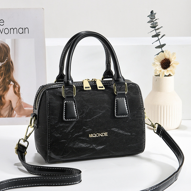 The 2024 new trendy single-shoulder crossbody bag for women is fashionable and versatile. It's a large-capacity bag for middle-aged moms and women Specification drawing
