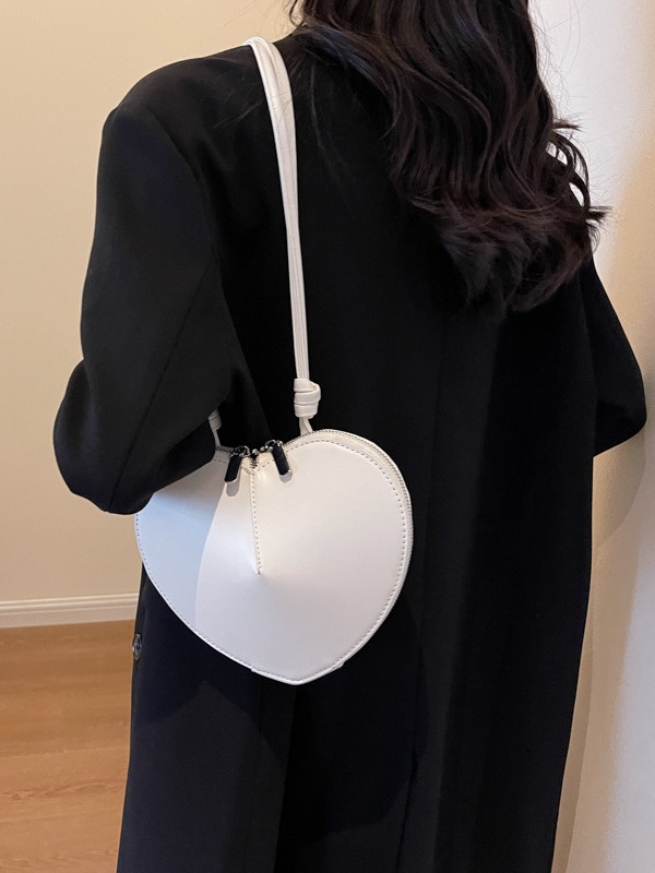 Fashionable, high-quality, niche design bags for women 2023, trendy and versatile crossbody bags, mini heart-shaped bags, underarm bags Application Scenario