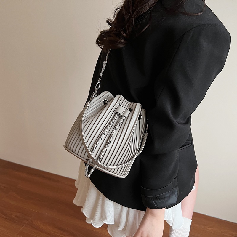 Cross-border niche design pleated drawstring bucket bag for women 2025 new summer Korean-style fashionable and versatile single-shoulder crossbody bag Application Scenario