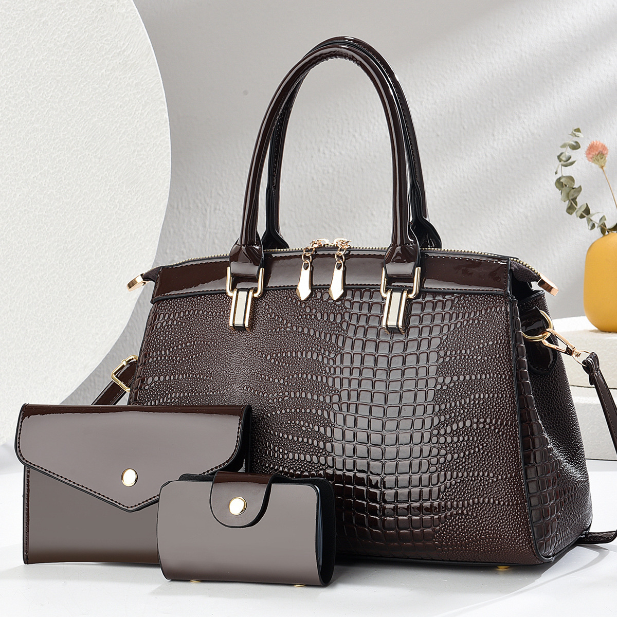 Bright leather handbag 2025, large-capacity women's new versatile zipper tote bun mother bag Application Scenario