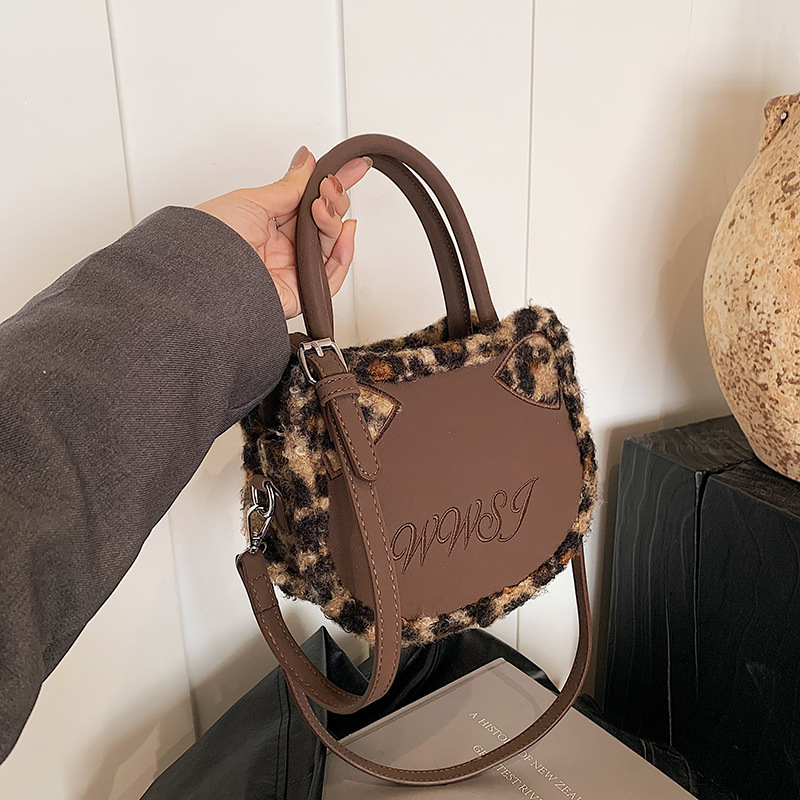 Plush leopard print bag for women 2024 new style, niche design, cute crossbody bag, high-end casual hand-held small handbag full figure