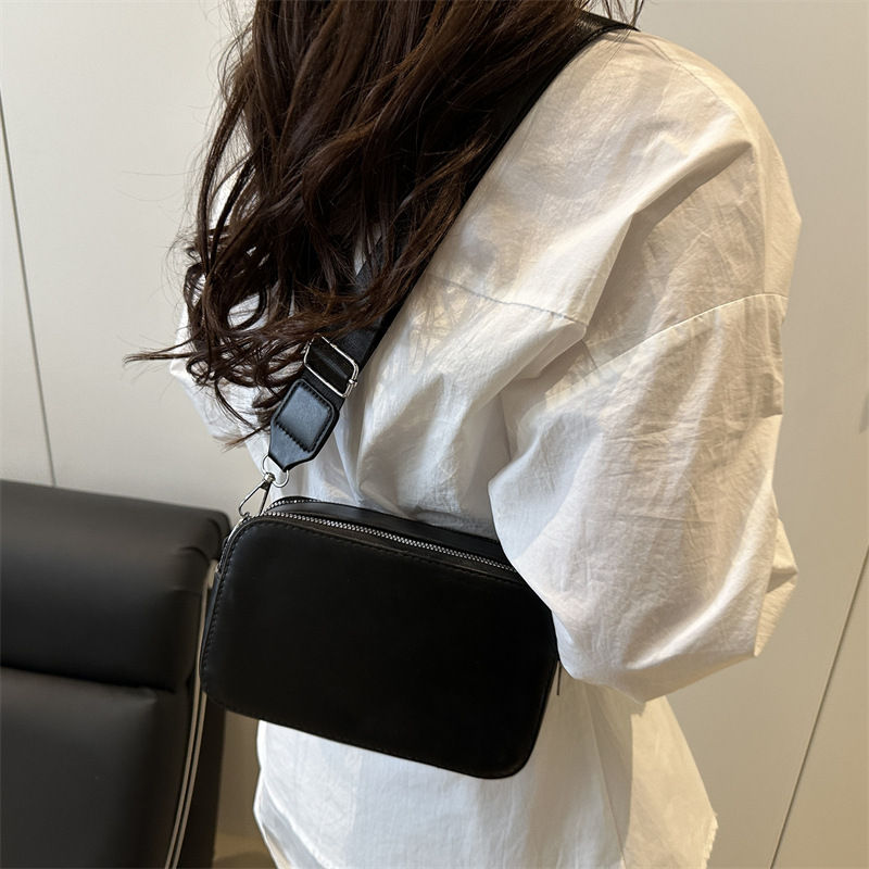 Spring 2025 new solid-color lychee pattern trendy and versatile small square bag, commuter quality single-shoulder crossbody bag Specification drawing