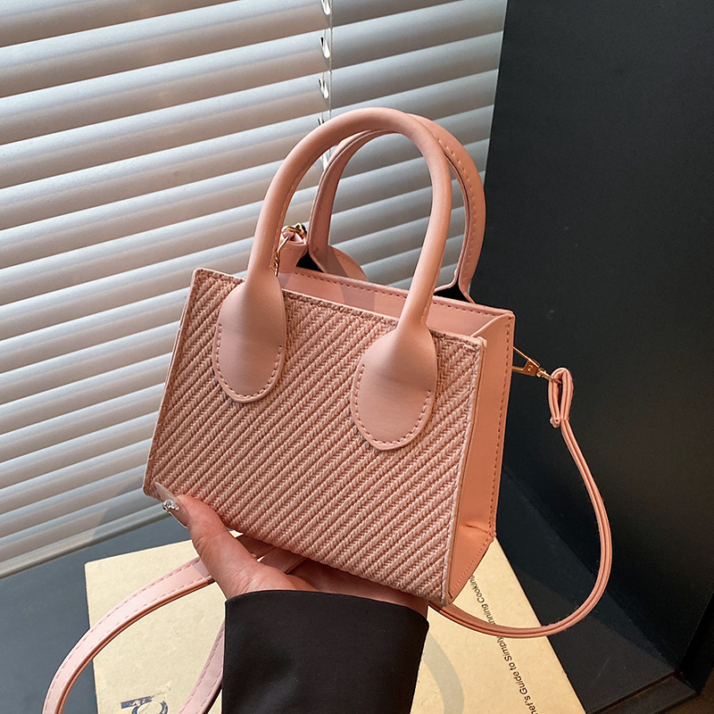 Stylish crossbody handbag, simple commuting bag, fashionable women's bag, 2025 summer new style Korean retro small square bag full figure