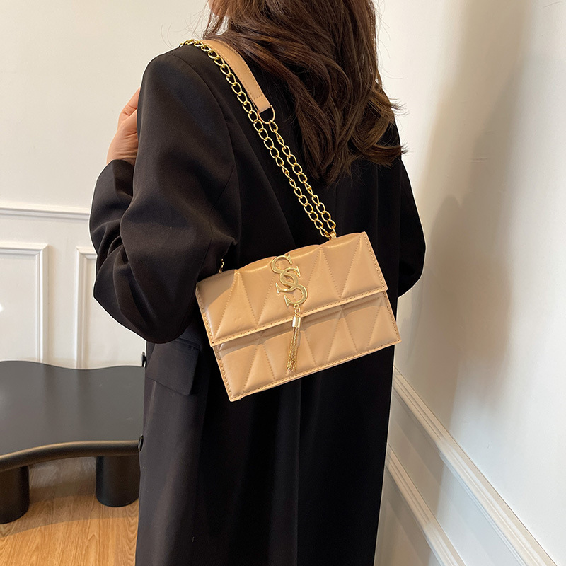 The new winter 2024 collection of simple, fashionable and trendy embossed bags for women has been launched. This year, the crossbody small square bag is in vogue Specification drawing