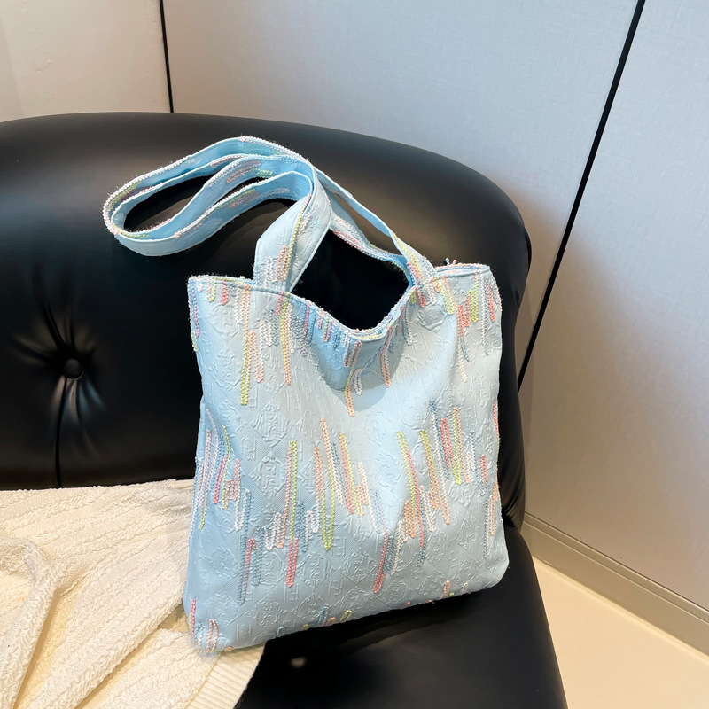 A new 2024 stylish, casual and trendy underarm bag with a large capacity single-shoulder tote bag for commuting full figure