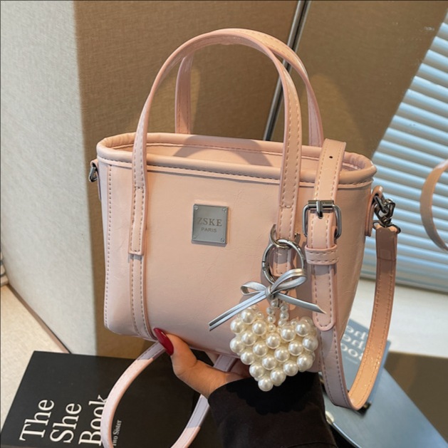 Trendy solid color versatile hand-held bucket bag for women 2025 new style stylish and fashionable single-shoulder bag, high-end commuter crossbody bag full figure