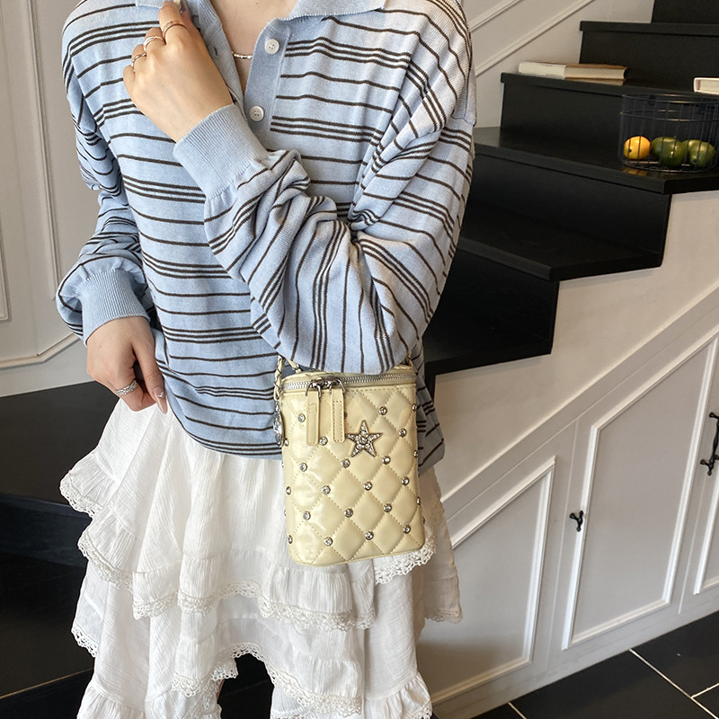 Fashionable mobile phone bag, diamond-shaped chain bag, 2025 new model, high appearance level bucket bag, stylish single-shoulder bag, solid color crossbody bag details Picture