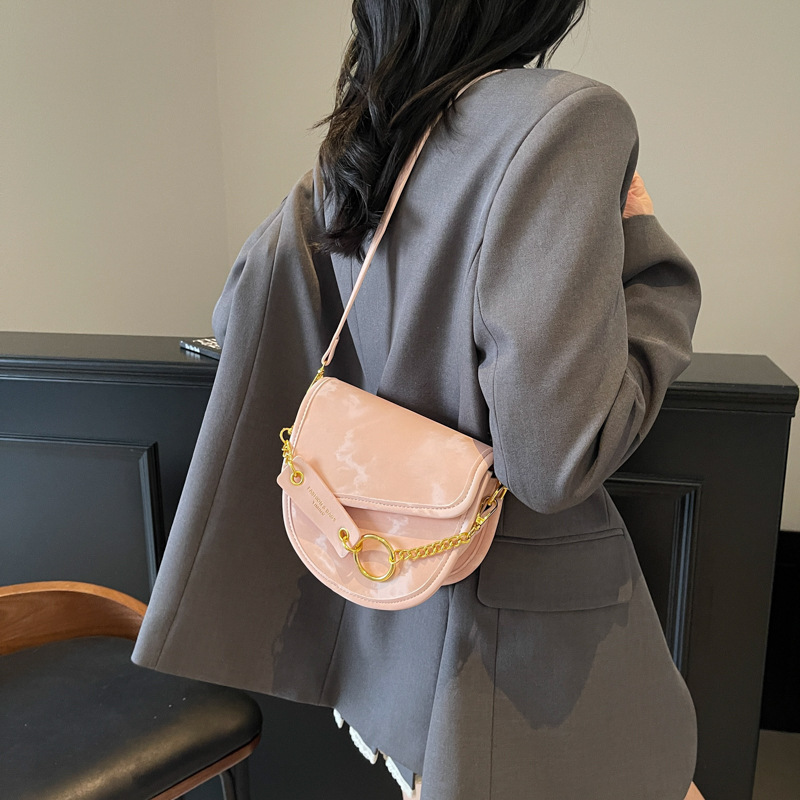 A niche design, versatile and simple saddle bag for women, a new 2025 fashionable color-blocking single-shoulder bag, a stylish and light luxury crossbody bag details Picture