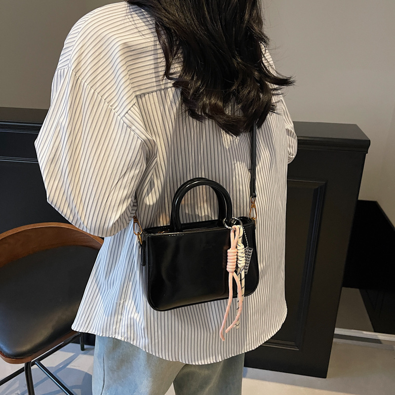 High-end ladies' small bag 2025 New style fashionable single-shoulder crossbody bag, casual and versatile hand-held work small handbag Application Scenario