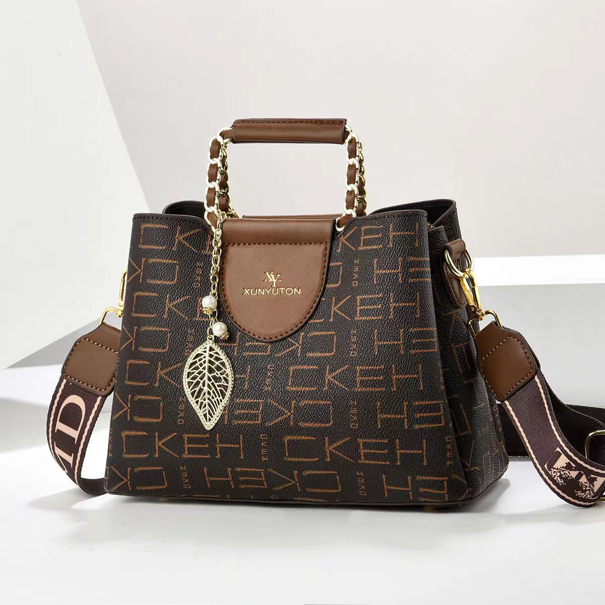 Printed women's 2024 new style women's bag, middle-aged high-end single-shoulder crossbody bag, women's commuting mom bag Application Scenario