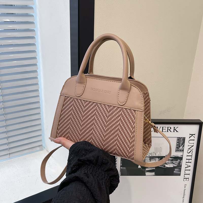 Korean niche retro hand-held shell bag for women, Spring 2025 new style, high-end, versatile and trendy single-shoulder crossbody bag full figure