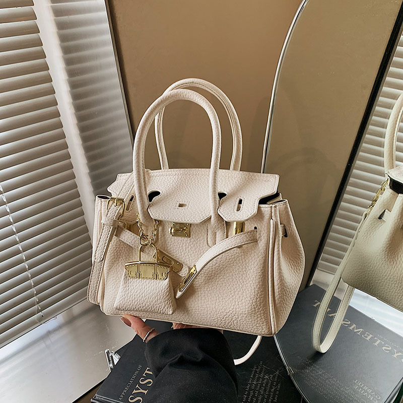 Urban fashion commuter bag, high-end handbag, small bag, popular single-shoulder crossbody bag, women's casual and versatile platinum bag details Picture