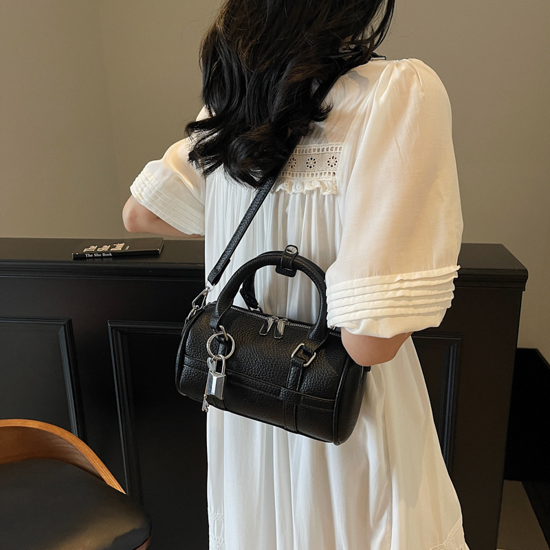 Korean version niche design hand-held Boston bag for women 2025 new trendy and fashionable solid color versatile single-shoulder crossbody bag details Picture