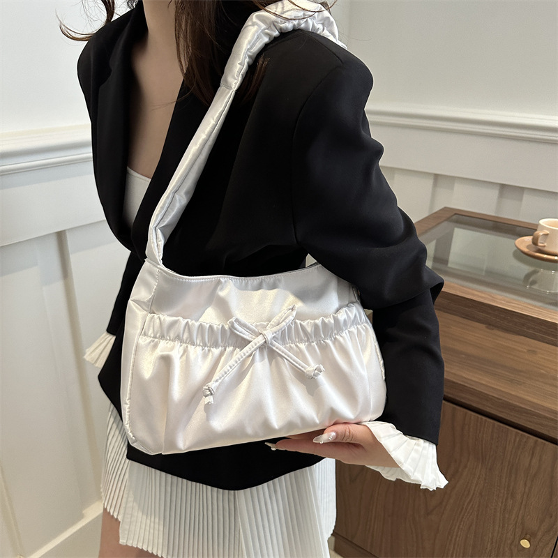 Pleated casual soft surface spring large-capacity underarm bag for women 2024 new style casual and fashionable commuting single-shoulder bag Application Scenario