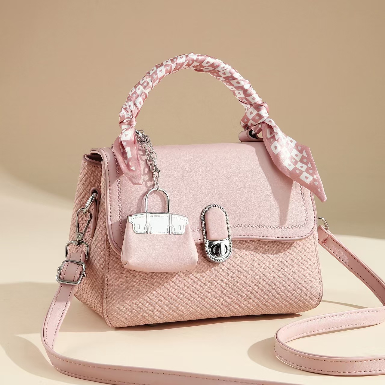 The new 2025 cross-border women's handbag is simple and fashionable with a lock buckle. It is a versatile and elegant large-capacity crossbody bag details Picture