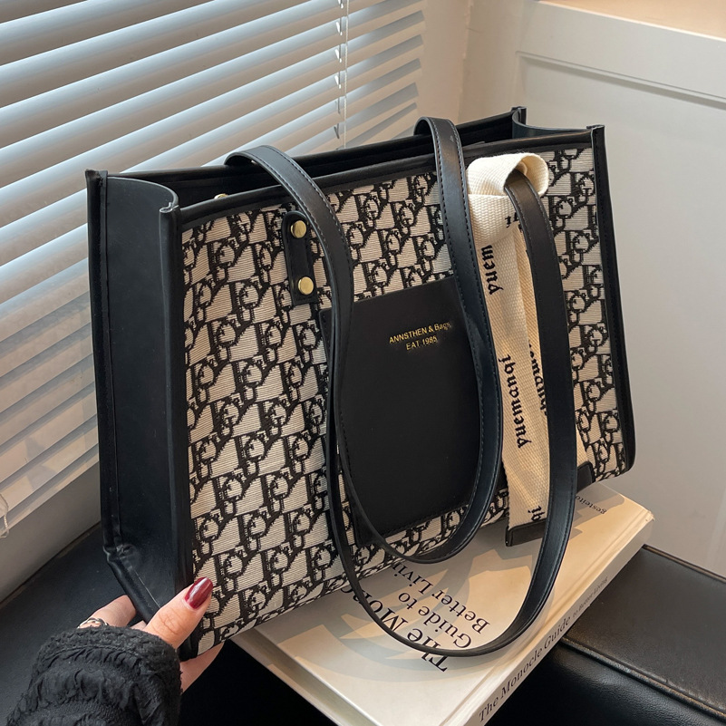 A large-capacity women's 2025 new versatile commuter single-shoulder bag with a fashionable, high-end texture and a retro tote bag details Picture