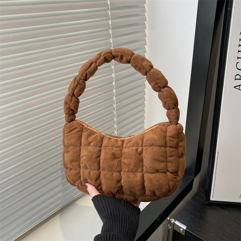 The 2024 new Korean pleated checkered cloud bag underarm bag features a stylish and trendy mini handbag design full figure