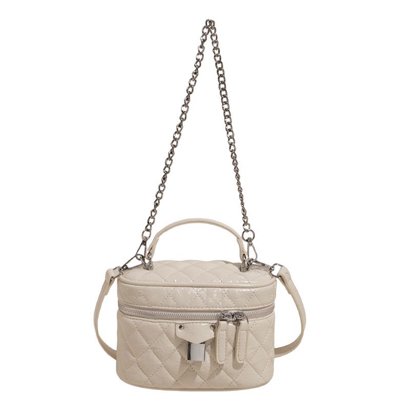A high-end chanel-style diamond-shaped chain hand-held box bag for women, a new 2025 stylish and versatile single-shoulder crossbody bag Item Picture
