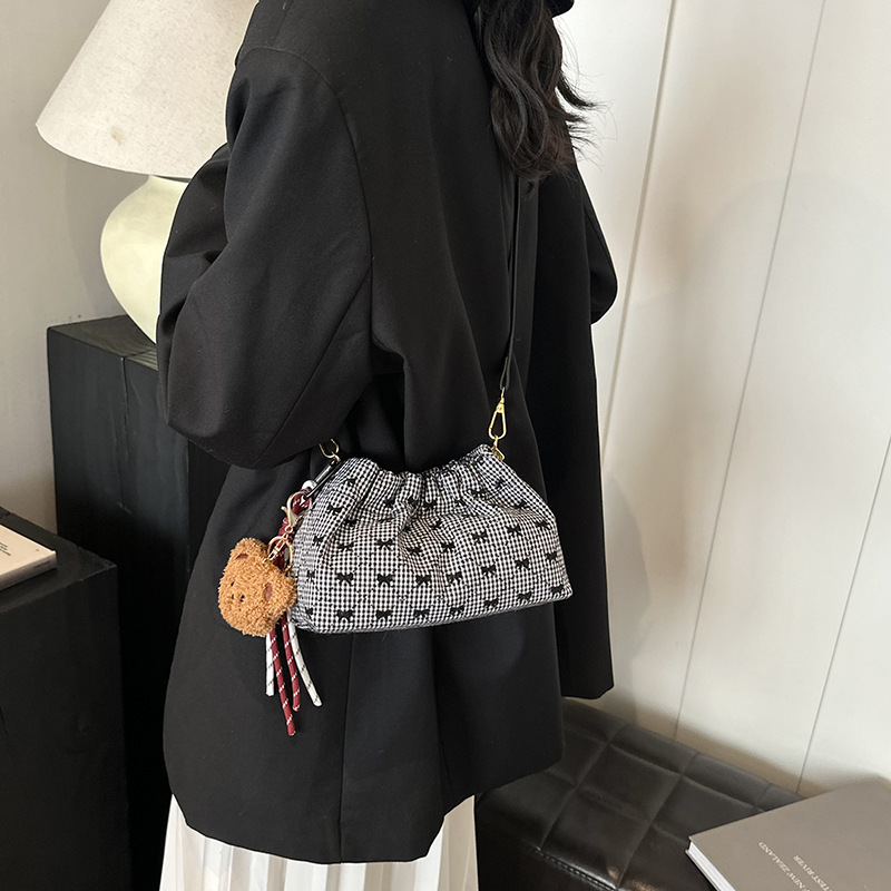 Laid-back leopard print women's 2024 new large-capacity single-shoulder bag, commuter crossbody bag, simple and fashionable bucket bag Application Scenario