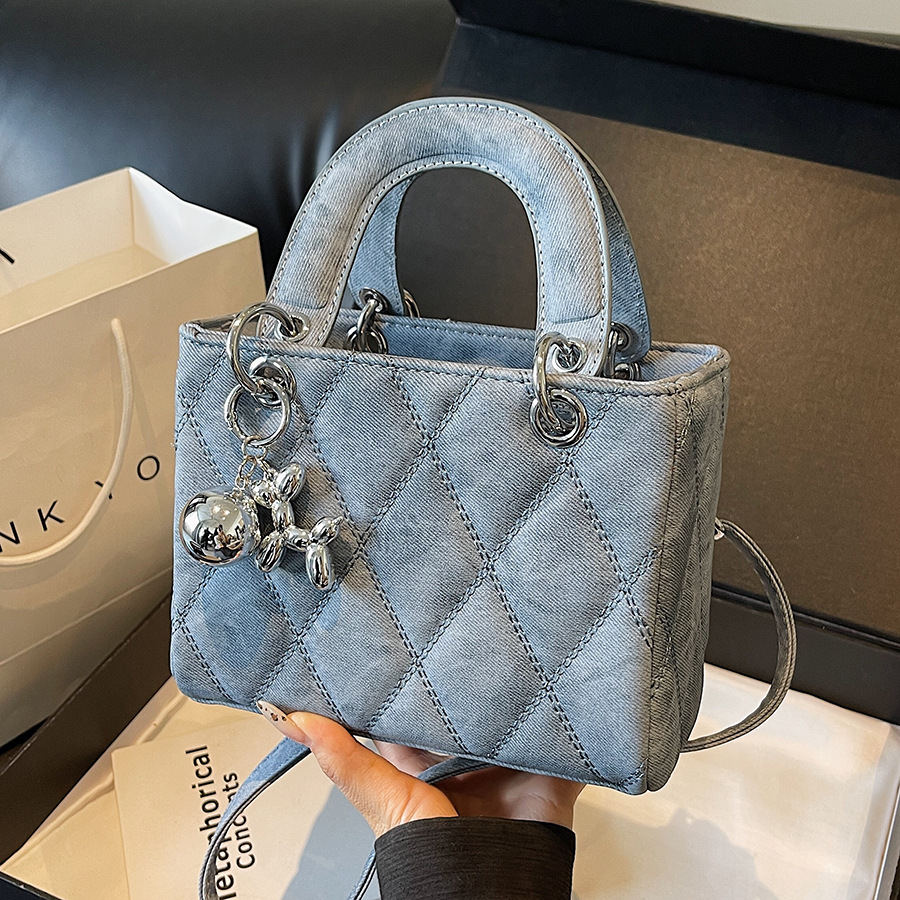 A new 2024 women's diamond-patterned embroidered thread small bag, a high-end, fashionable and versatile crossbody bag, a casual hand-held princess bag full figure