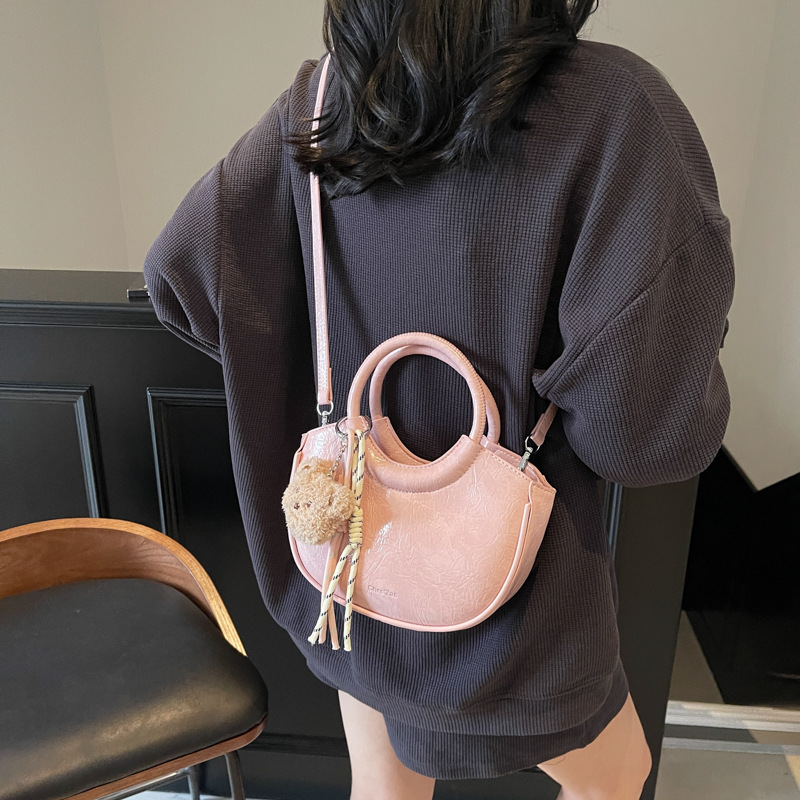 High-end and niche commuter handbag for women, new Spring/Summer 2025, fashionable, simple and versatile single-shoulder crossbody bag for women Application Scenario