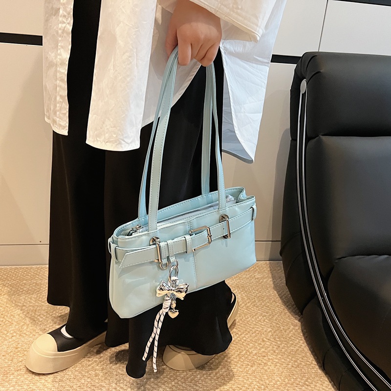 A new trendy and fashionable single-shoulder bag for women in 2025, a simple and versatile hand-held tote bag from South Korea Application Scenario
