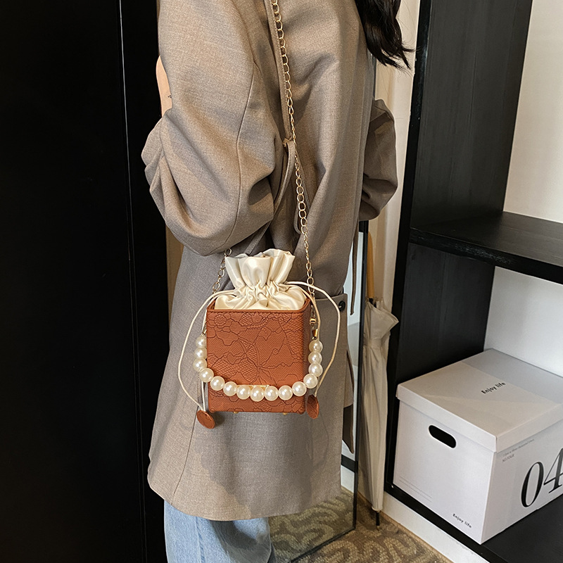 A new 2024 autumn/winter collection of high-end and niche small bags and box bags, featuring a chain texture and pearl, is a versatile single-shoulder crossbody bag details Picture