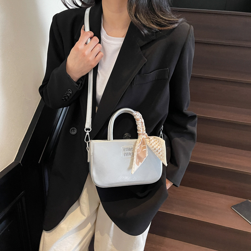 A stylish and light luxury handbag for women, a new 2025 trendy bestseller crossbody bag, a casual and versatile single-shoulder underarm bag Application Scenario