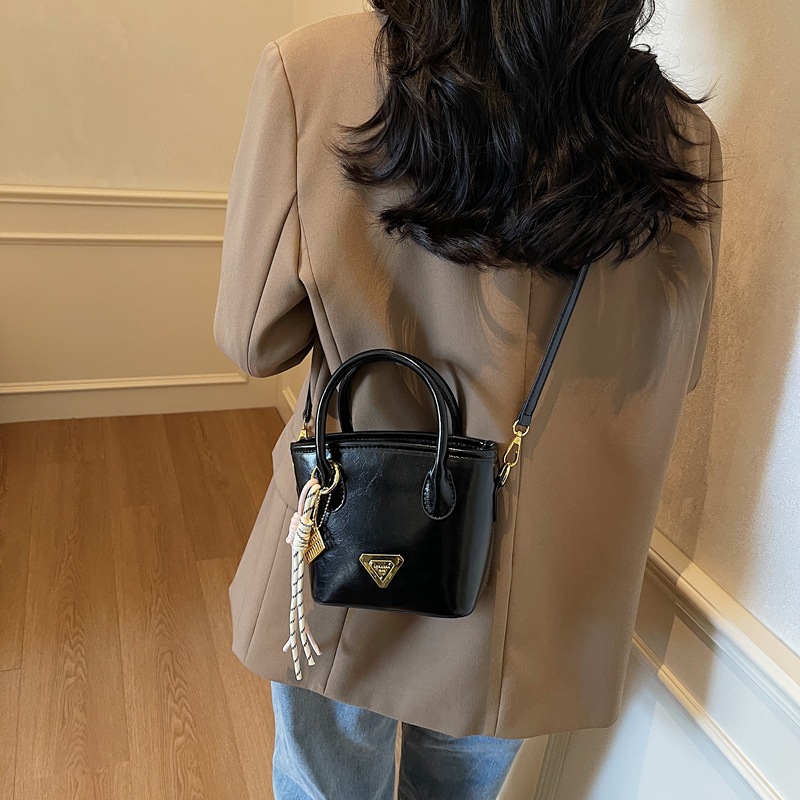 Korean niche vintage handbag for women, 2025 new trendy and fashionable shopping basket, versatile crossbody bag, bucket bag for women Application Scenario