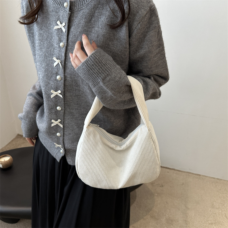 The 2024 new casual large-capacity women's single-shoulder bag, a versatile corduroy crossbody bag, and a trendy cross-border bag details Picture