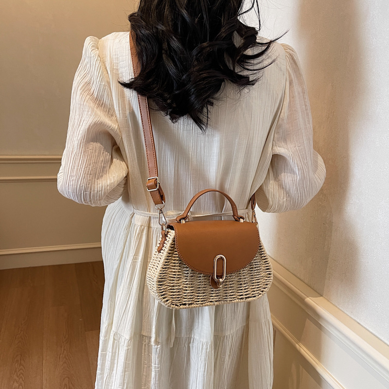 Niche design hand-held straw-woven bag for women, Spring 2025 fashion color-blocking single-shoulder bag, casual seaside crossbody beach bag Application Scenario